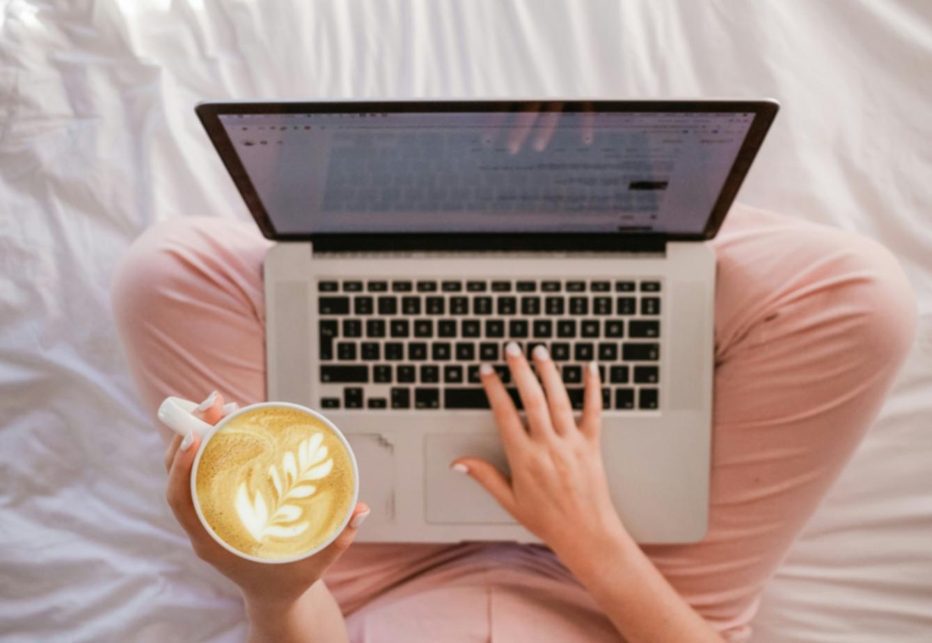 Espacio de trabajo digital con herramientas de análisis SEO